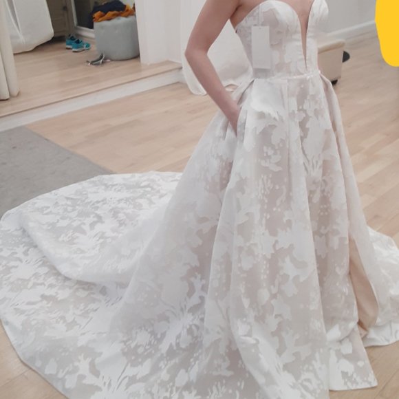 Badgley Mischka Aline Wedding dress - Picture 3 of 4